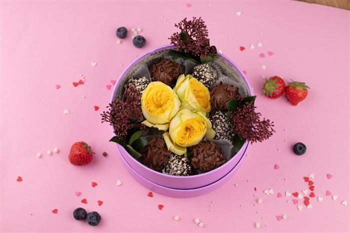 Клубника в шоколаде с цветами в подарочной упаковке - фото 13917