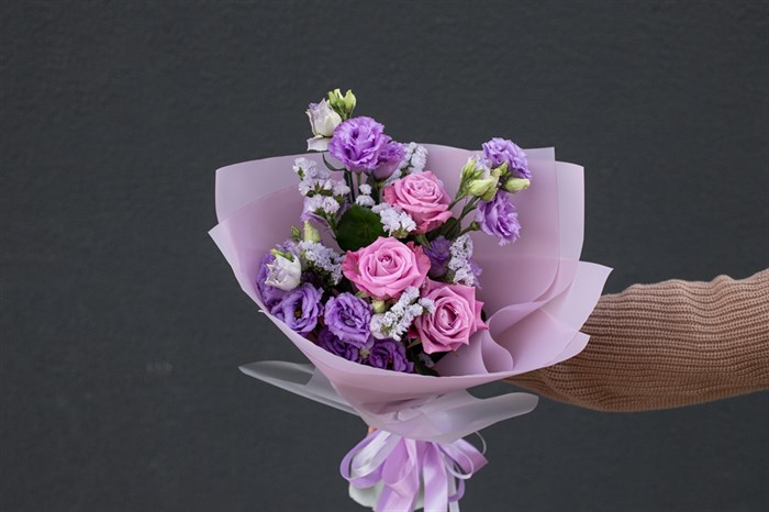 Букет цветов "Лавандовый раф" из пышных роз и эустомы - фото 13943