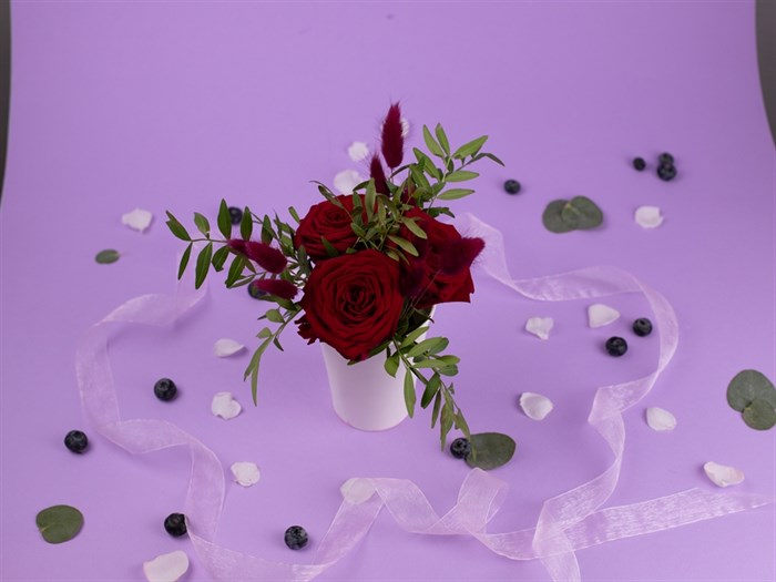 Букет цветов "Красная роза с ягодами" в стаканчике - фото 13957