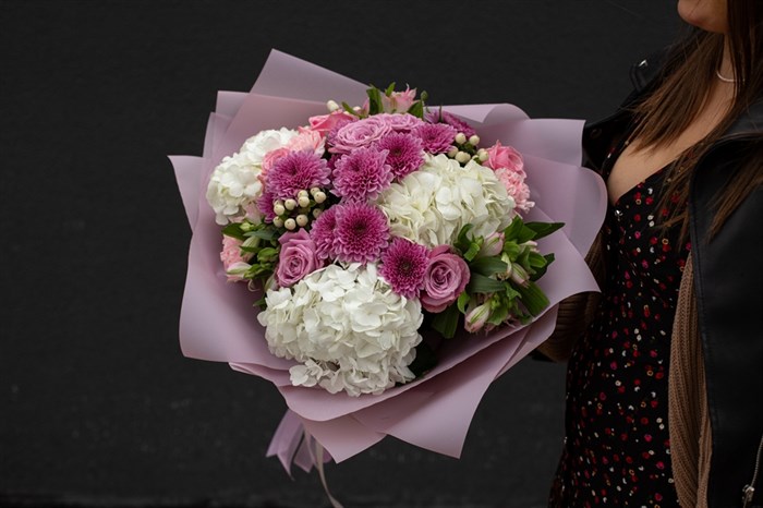 Букет цветов из хризантем, роз и пышных гортензий - фото 13976
