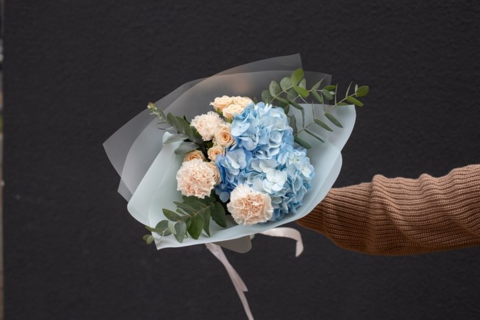 Букет цветов из пышной гортензии, гвоздик и роз - фото 13987