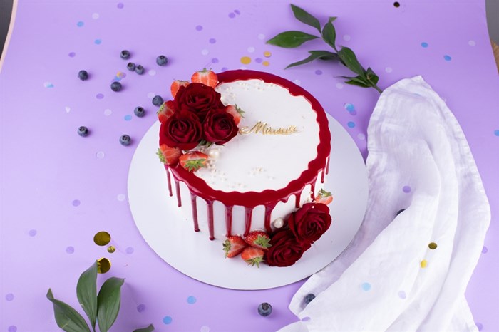 Торт подарочный С розами и клубникой - фото 14266