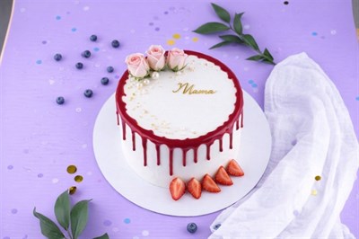 Торт подарочный С розами и клубникой