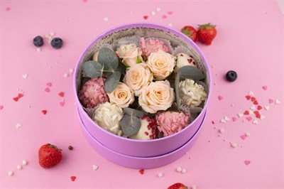 Подарочный набор пирожных Эскимо с цветами 8 шт