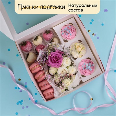 Клубника в шоколаде с макаронсами  "Аваланж"