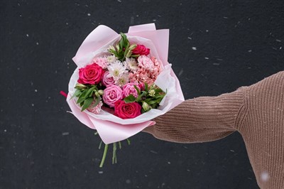 Букет цветов из роз, диантусов и гортензии "Розовый рассвет"