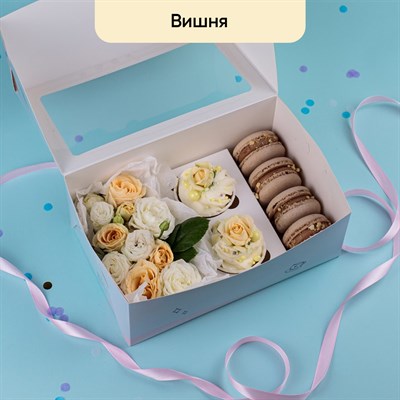 Капкейки с цветами и макаронсами (вишня, кустовая роза) Капкейки с цветами и макаронсами (вишня, кустовая роза)