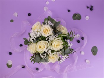 Букет "Белые розы" в шляпной коробке - фото 13944