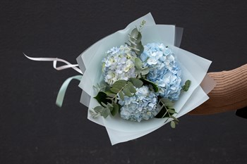 Букет цветов  из пышных гортензий - фото 13945