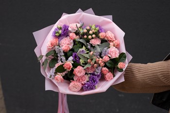 Букет цветов "Сиреневый туман" из пышных роз, зелени и эустомы - фото 13968