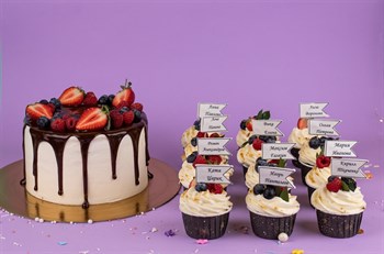 Торт на выпускной Ягодный  2кг и набор пирожных капкейки 12шт - фото 8226